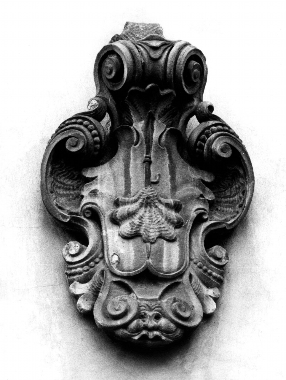 stemma dell'Opera di S. Jacopo (rilievo) - manifattura pistoiese (sec. XIX)