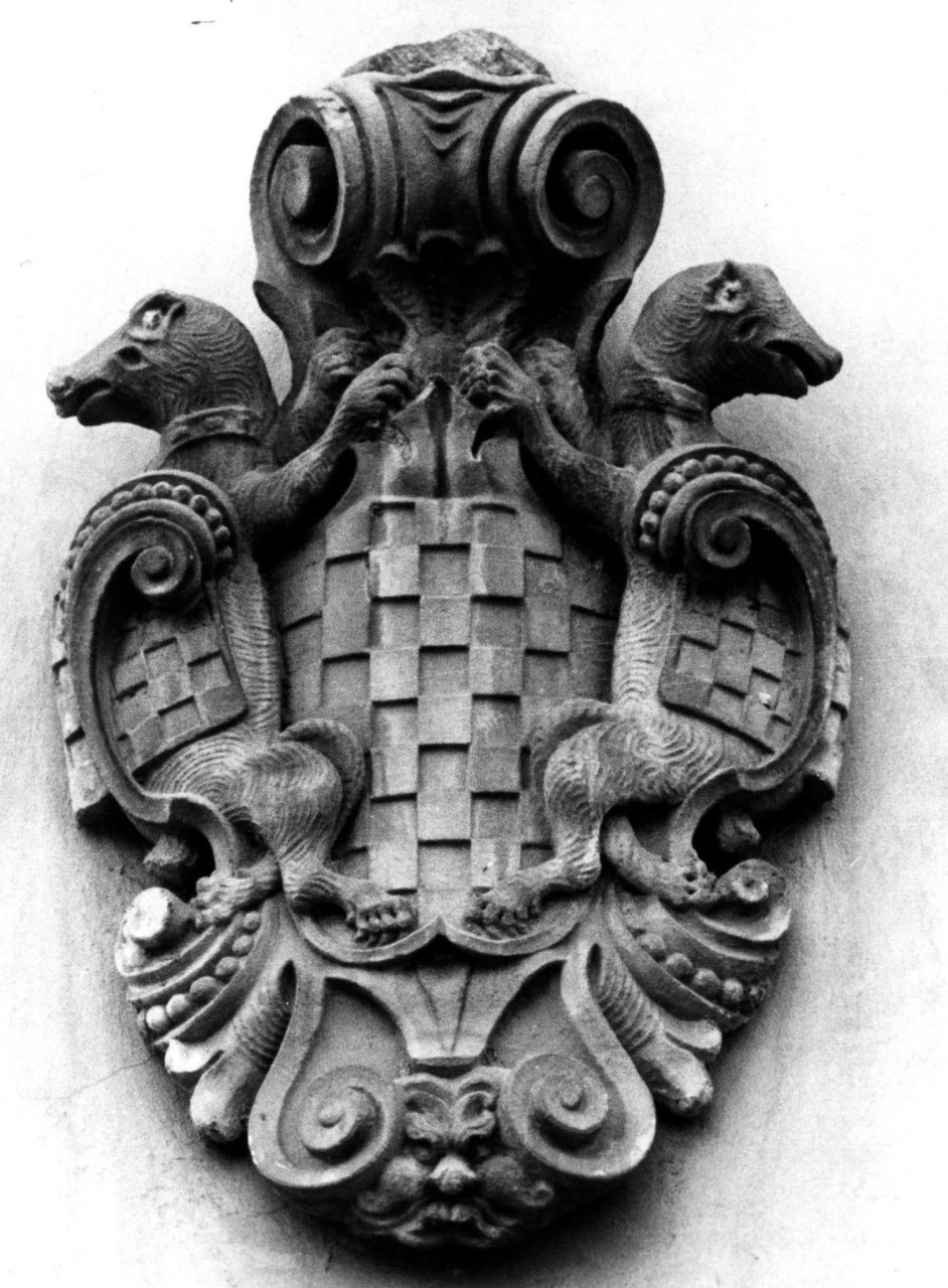 Stemma del Comune di Pistoia, stemma comunale (rilievo) - manifattura pistoiese (sec. XIX)