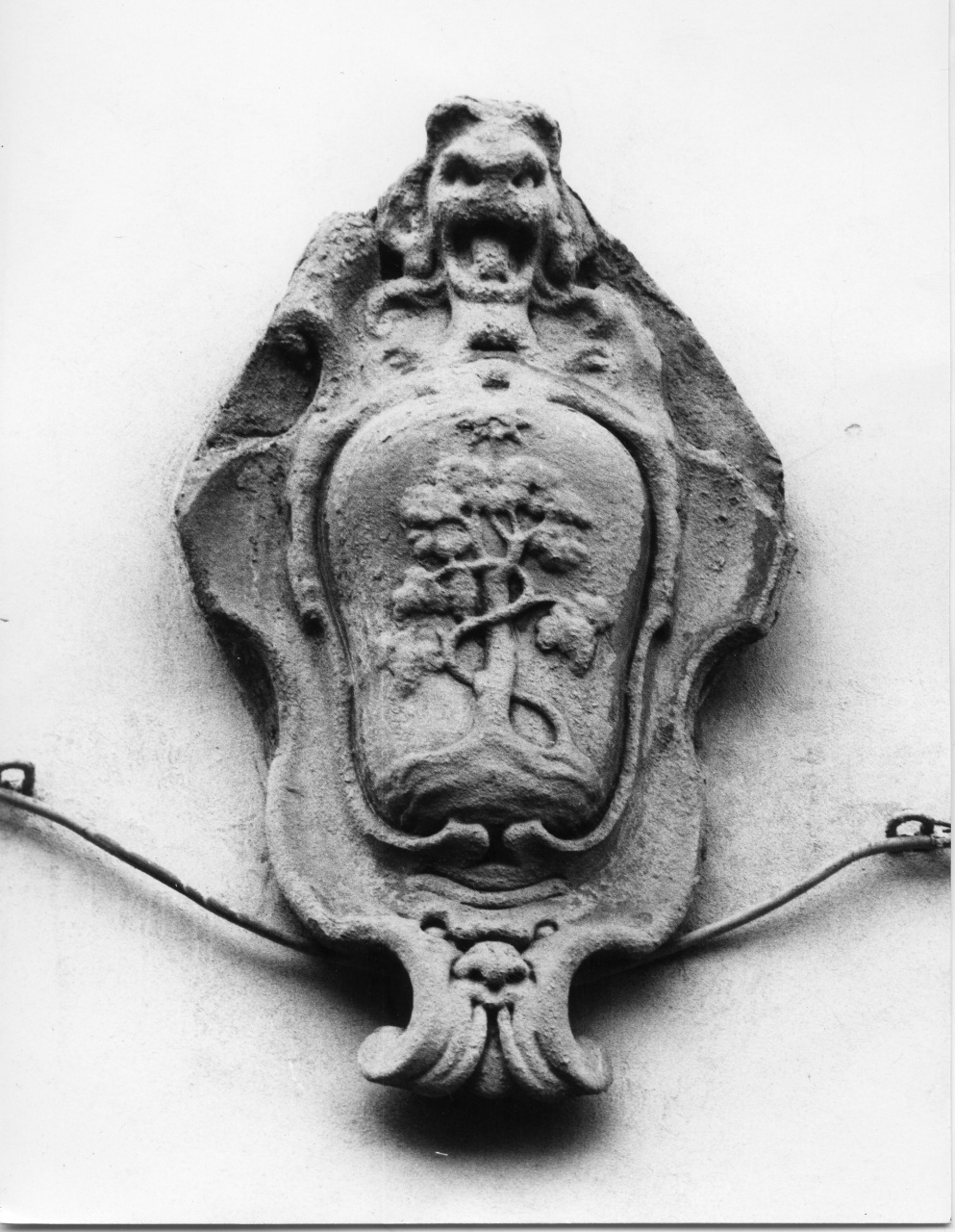 stemma gentilizio della famiglia Battistini (rilievo) - manifattura pistoiese (sec. XVII)