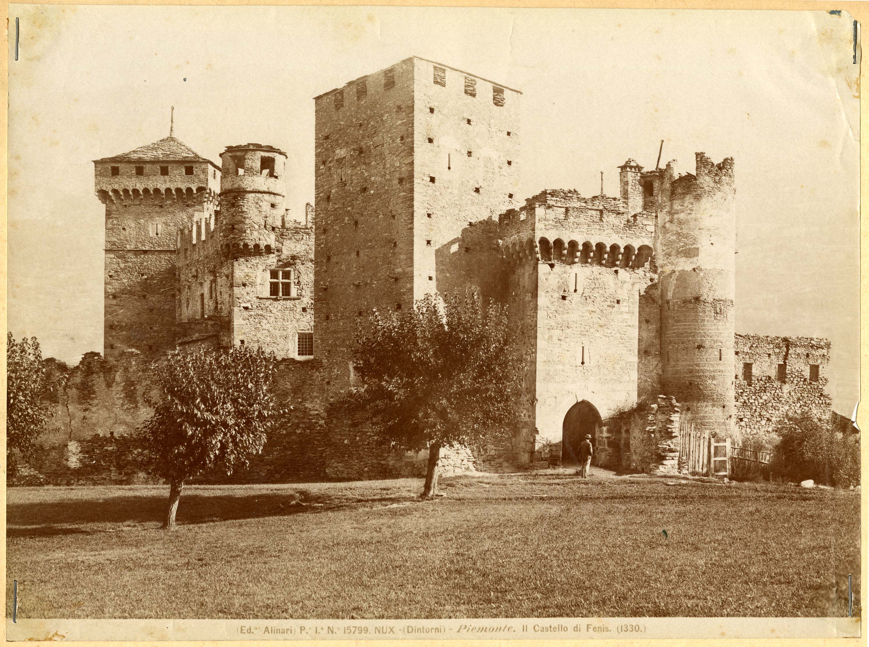 Fénis - Castello di Fénis (positivo) di Alinari, Sansoni, cav. Mario (fine XIX)