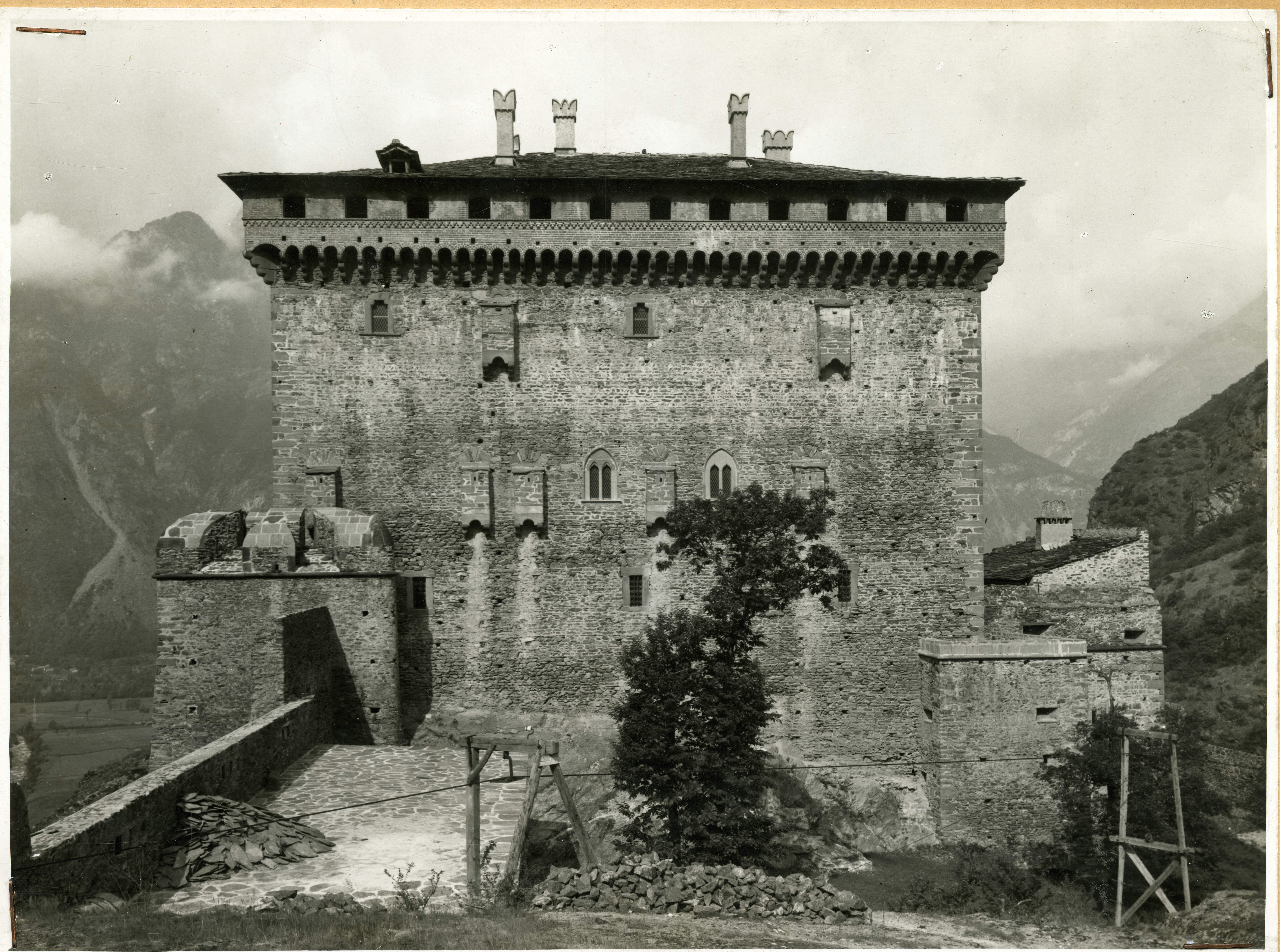 Verrès - Castello di Verrès (positivo) di Pedrini, Augusto (XX)