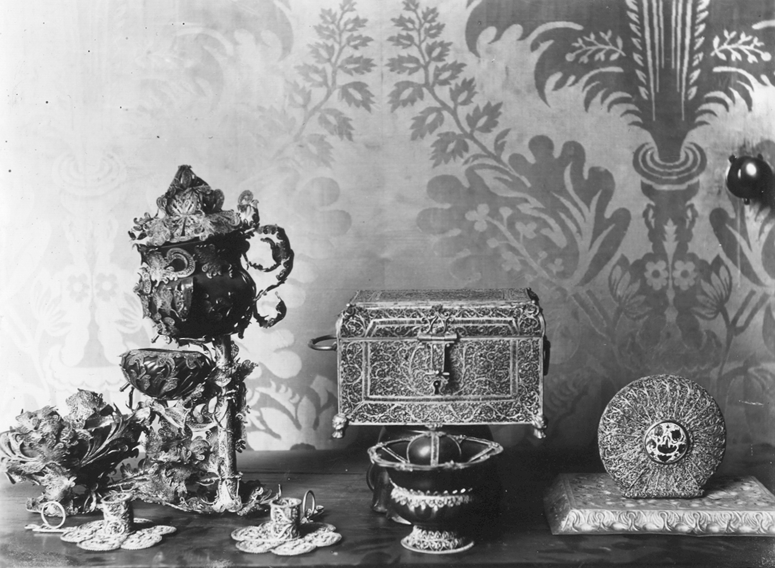 Autore ignoto. Oggetti - Genova - Museo di Palazzo Reale (negativo) di Foto Cresta (prima metà XX)