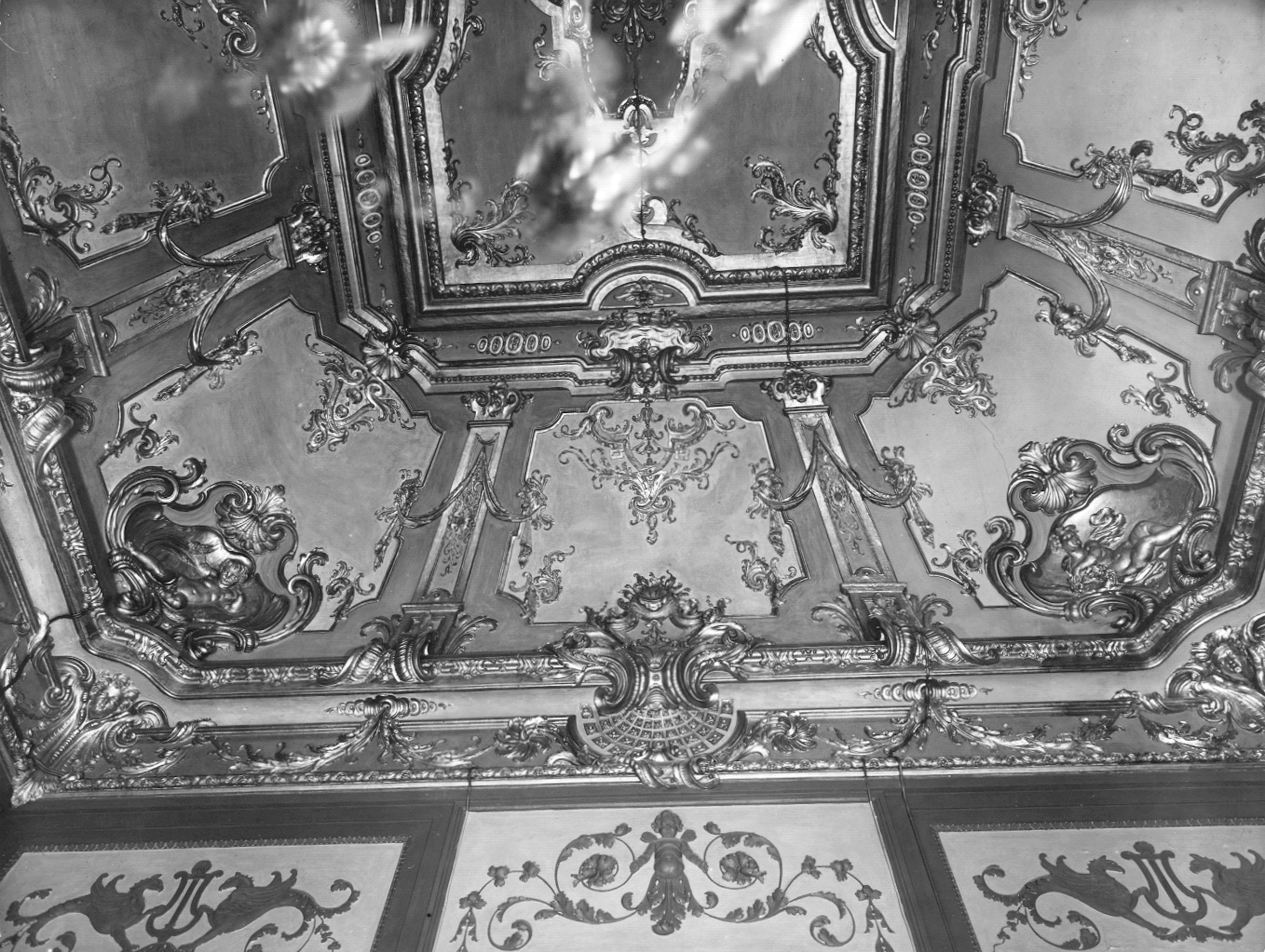 Autore ignoto. Decori a stucco della volta della Sala delle Battaglie (particolare) - Genova - Museo di Palazzo Reale (negativo) di Foto Cresta (metà XX)