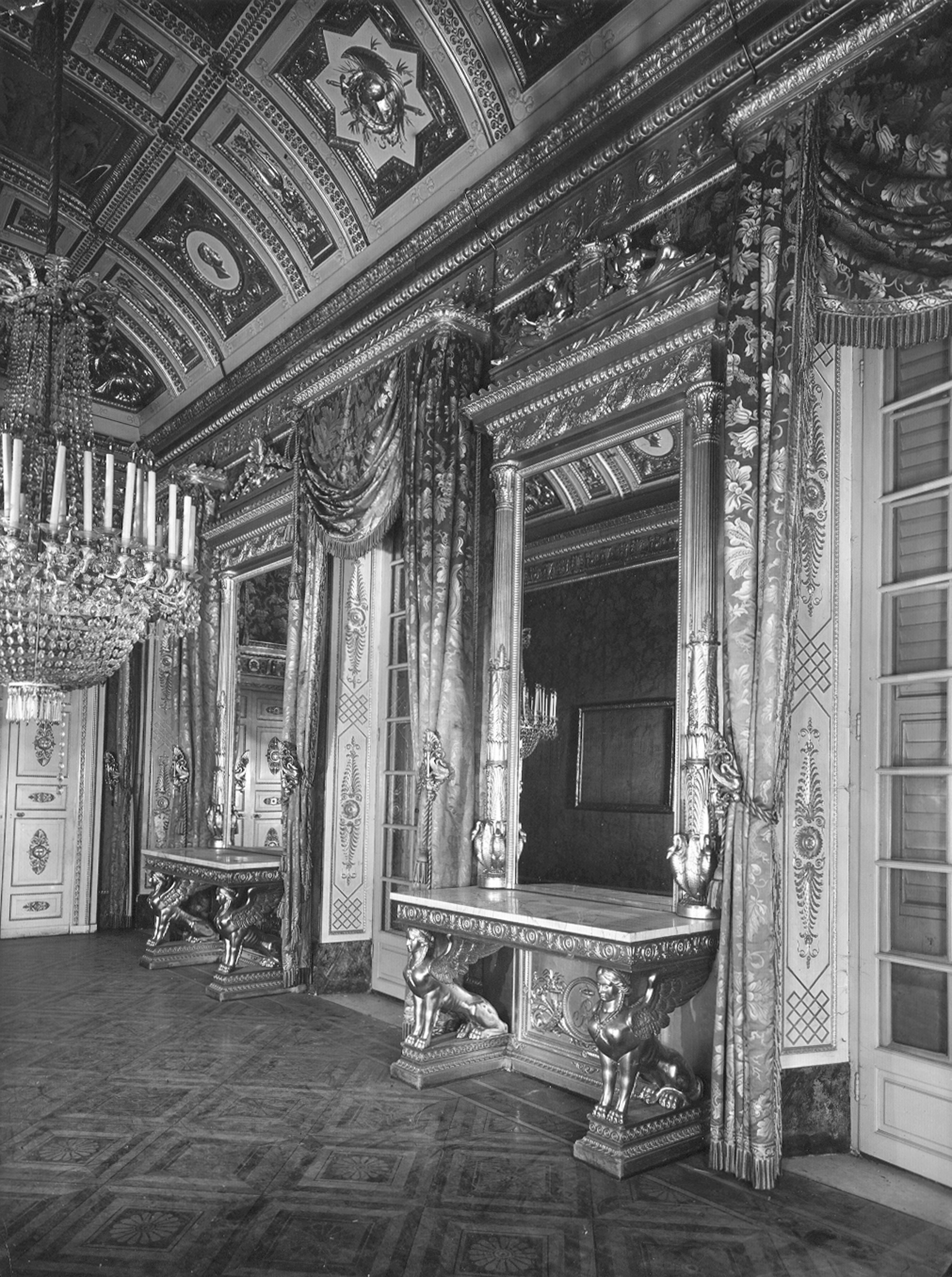 Decori e arredi della Sala delle Udienze (particolare) - Genova - Museo di Palazzo Reale (negativo) di Foto Cresta (metà XX)