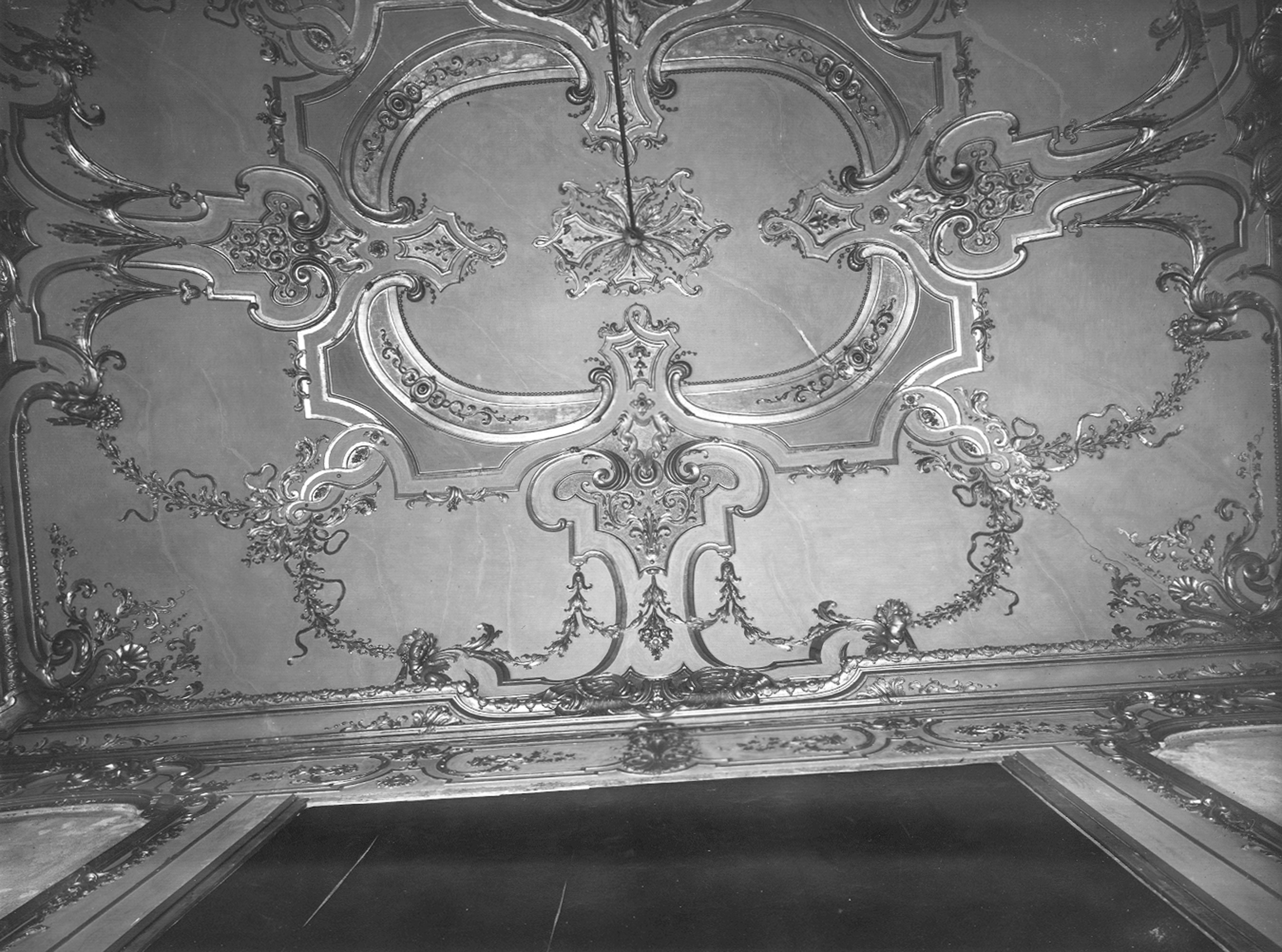 Autore ignoto. Decori a stucco della volta della Sala degli Arazzi - Genova - Museo di Palazzo Reale (negativo) di Foto Cresta (metà XX)