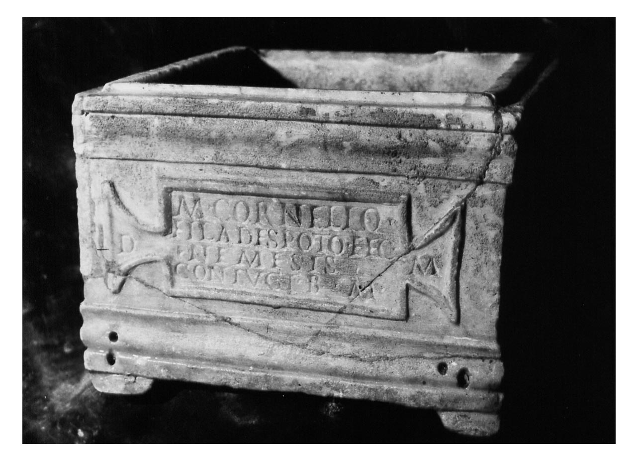 urna, urna iscritta - Età romana (sec. II d.C)