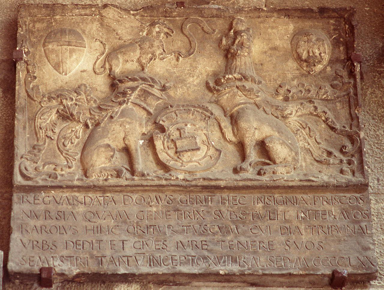 stemma del podestà Carlo Riguardati di Norcia (rilievo) - bottega toscana (sec. XV)