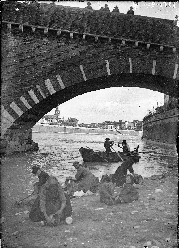 Lavori manuali - Ponti - Ponte Pietra <Verona> (negativo) di Soprintendenza ai monumenti prov. VR MN CR (fine/ metà XIX-XX)