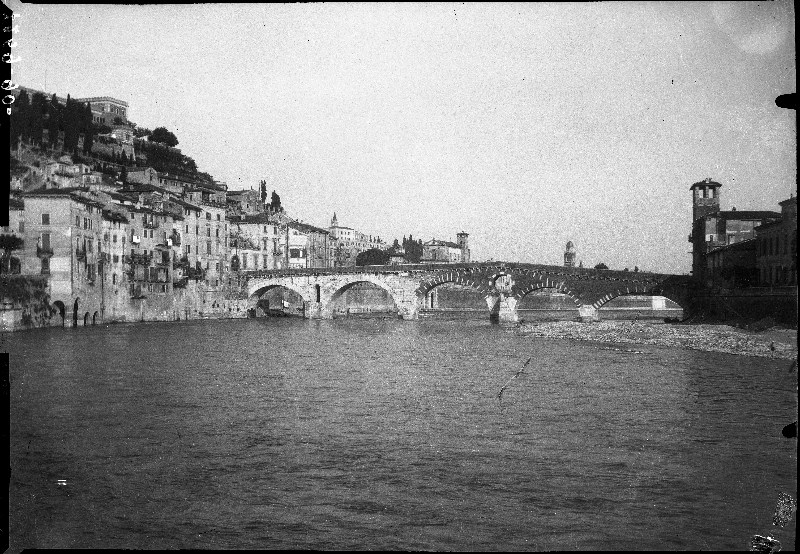 Ponti - Ponte Pietra <Verona> (negativo) di Soprintendenza ai monumenti prov. VR MN CR (metà/ metà XIX-XX)