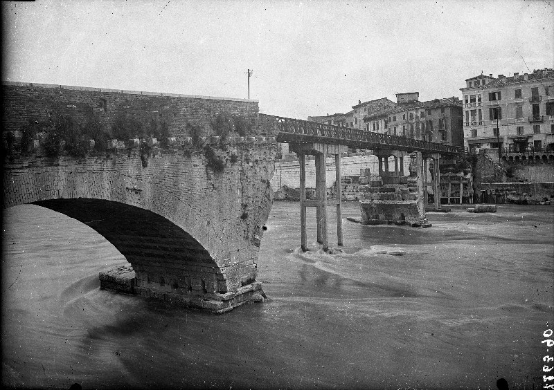 Danni di guerra - 2 Guerra Mondiale - Ponti - Ponte Pietra <Verona> (negativo) di Soprintendenza ai monumenti prov. VR MN CR (metà XX)