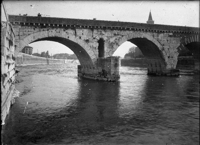 Ponti - Ponte Pietra <Verona> (negativo) di Soprintendenza ai monumenti prov. VR MN CR (XIX-XX)