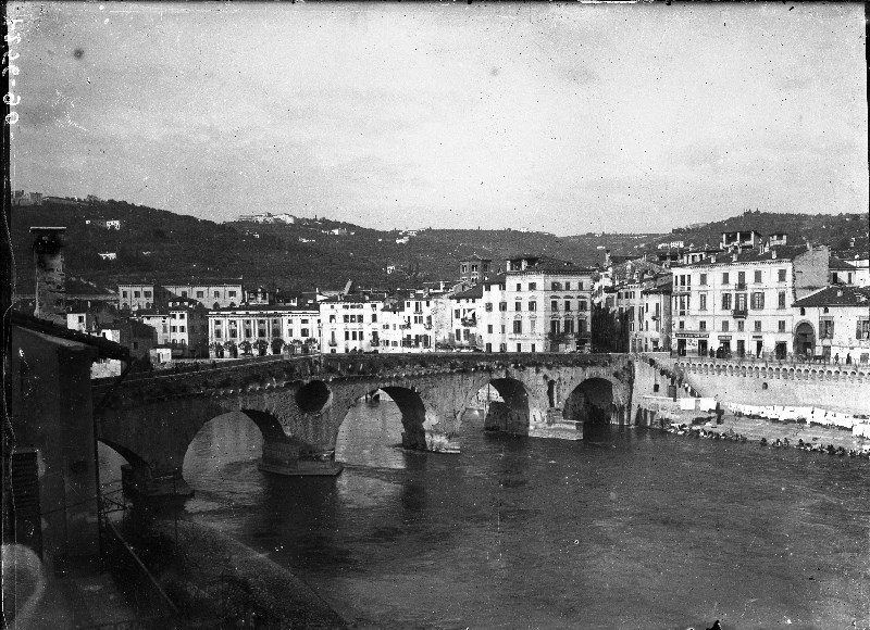 Ponti - Ponte Pietra <Verona> (negativo) di Soprintendenza ai monumenti prov. VR MN CR (metà XX)