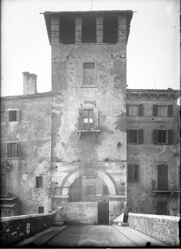 Torri - Torretta Scaligera - Ponte Pietra <Verona> (negativo) di Soprintendenza ai monumenti prov. VR MN CR (metà XX)