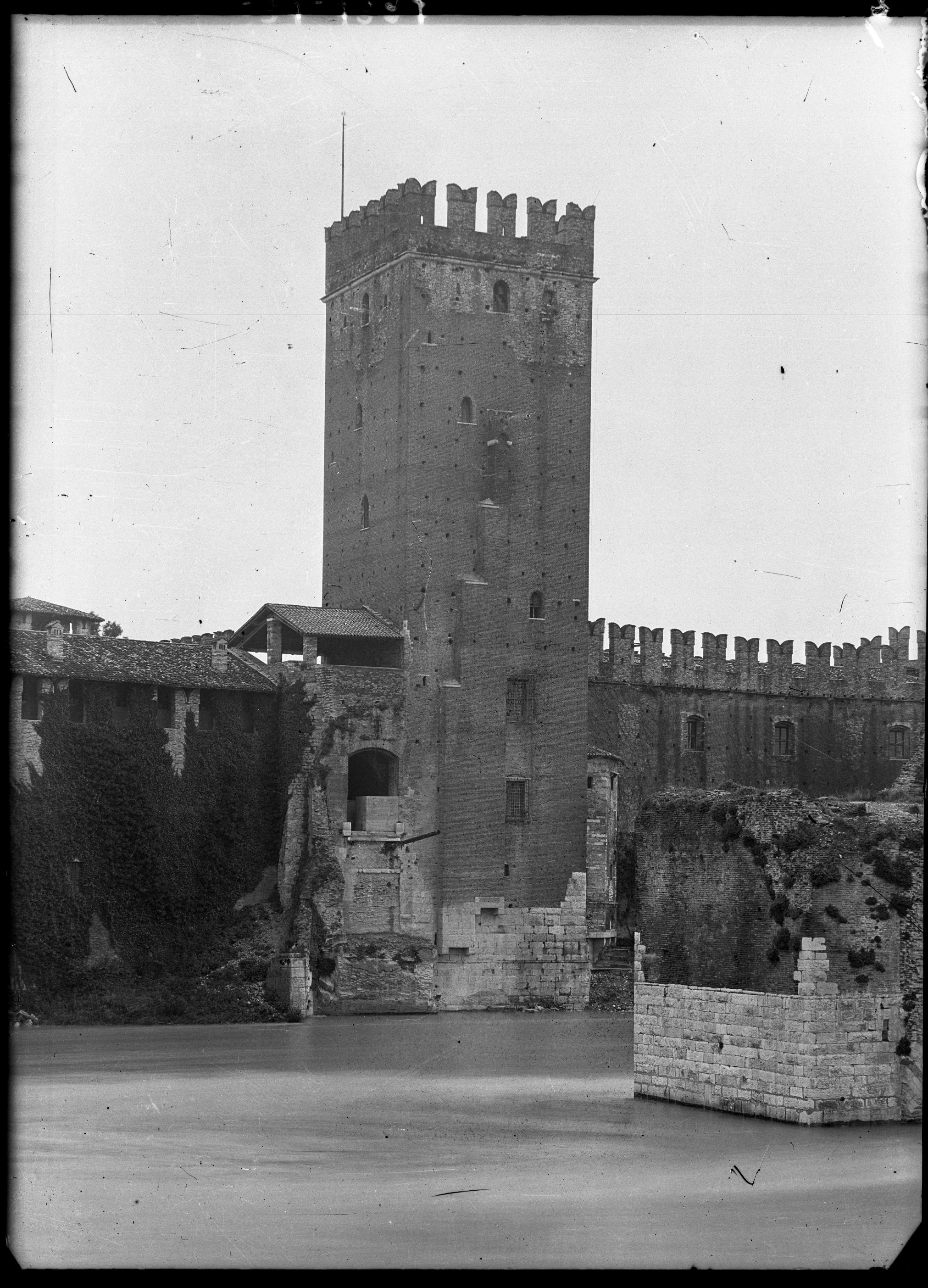 Ponte di Castelvecchio <Verona> - Danni di guerra (negativo) di Soprintendenza ai monumenti prov. VR MN CR (attribuito) (secondo quarto XX)