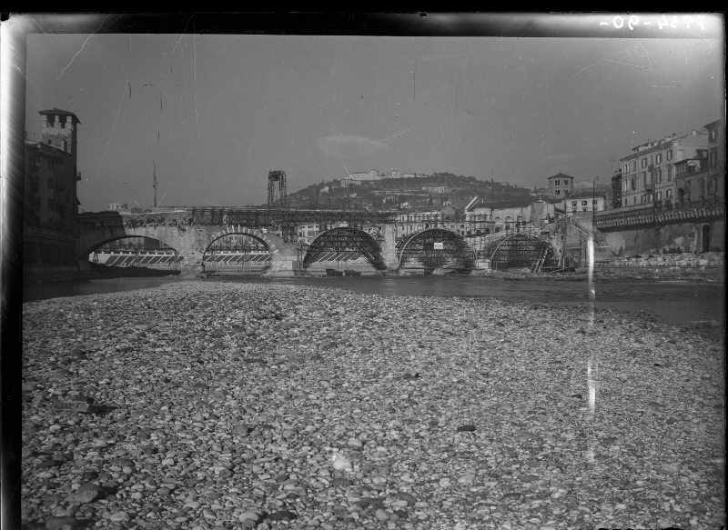 Danni di guerra - 2 Guerra Mondiale - Ponti - Ponte Pietra <Verona> (negativo) di SOPRINTENDENZA AI MONUMENTI PROV. VR MN CR (attribuito) (metà XX)