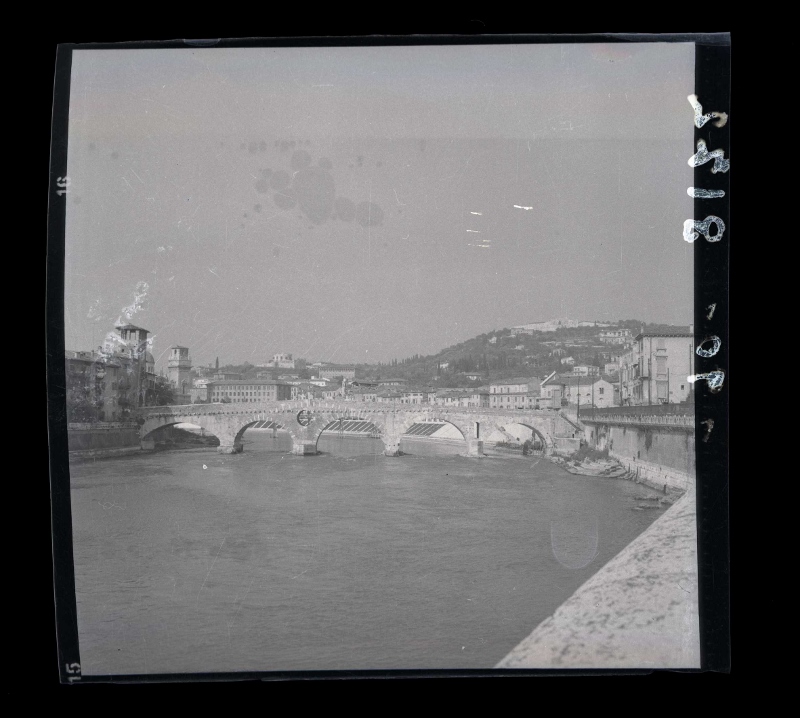 Ponti - Ponte Pietra <Verona> (negativo) di SOPRINTENDENZA AI MONUMENTI PROV. VR MN CR (attribuito) (metà XX)