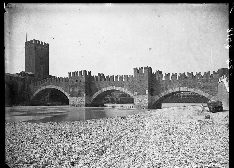 Ponti - Ponte di Castelvecchio <Verona> (negativo) di SOPRINTENDENZA AI MONUMENTI PROV. VR MN CR (metà XX)