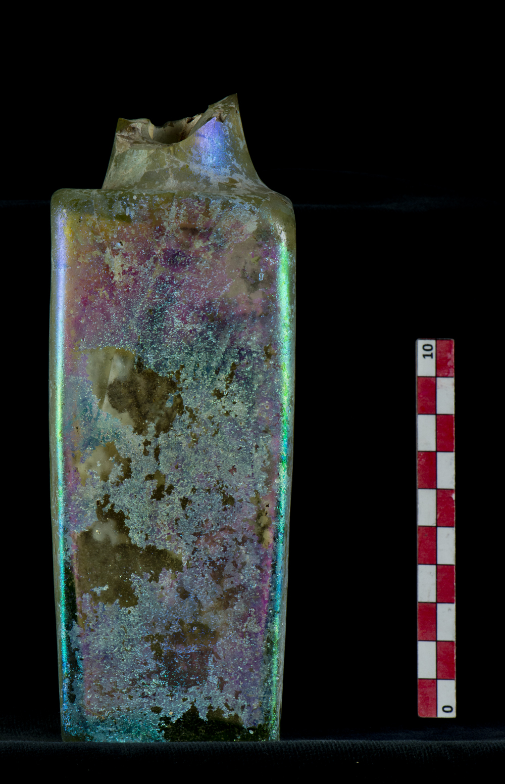 bottiglia/ mercuriale, corpo a sezione quadrata, Isings 84 di Officina con bollo raffigurante un'anfora (officina) - ambito romano, medio imperiale (metà/ fine I-III)