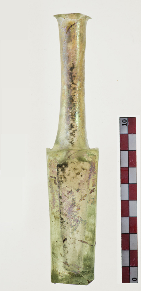bottiglia/ mercuriale, corpo a sezione quadrata, Isings 84 di GFHI (officina) - ambito romano, medio imperiale (metà/ fine I-III)