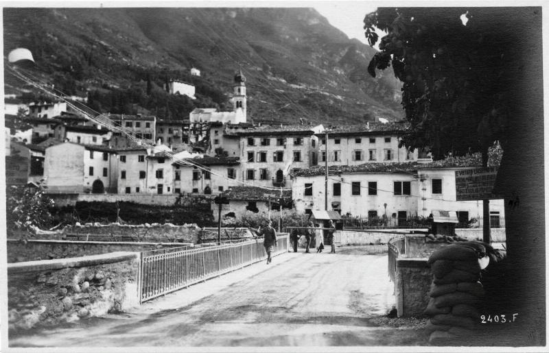 Val Lagarina - Ala - Abitazioni - Soldati - 1918 (positivo) di Marzocchi, Luigi (primo quarto XX)