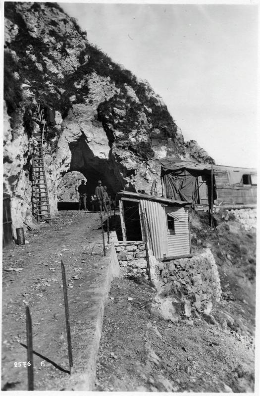 Massiccio del Grappa - Monte Boccaor - Baraccamenti - 1918 (positivo) di Marzocchi, Luigi (primo quarto XX)