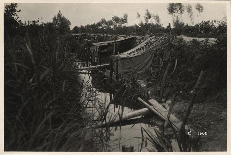 Veneto - Capo d'Argine - Losson - trincee - trinceramenti - rifugi - ripari - baracche - bersaglieri ciclisti - biciclette - canali - allagamento - acqua - 1918 (positivo) di Marzocchi, Luigi (primo quarto XX)