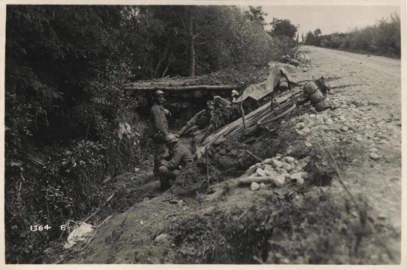 Veneto - Fossalta - trincee - bersaglieri ciclisti - 9° reggimento - biciclette - rifugi - 1918 (positivo) di Marzocchi, Luigi (primo quarto XX)