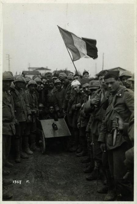 Veneto - San Michele - arditi - bandiere - artiglieria - pugnali - feriti - 1918 (positivo) di Marzocchi, Luigi (primo quarto XX)