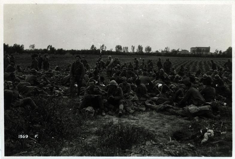 Veneto - San Michele - arditi - pugnali - armi da fuoco - bandiere - riposo - 1918 (positivo) di Marzocchi, Luigi (primo quarto XX)