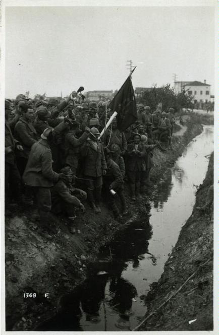 Veneto - San Michele - arditi - 12° reparto d'assalto - pugnali - bandiere - 1918 (positivo) di Marzocchi, Luigi (primo quarto XX)