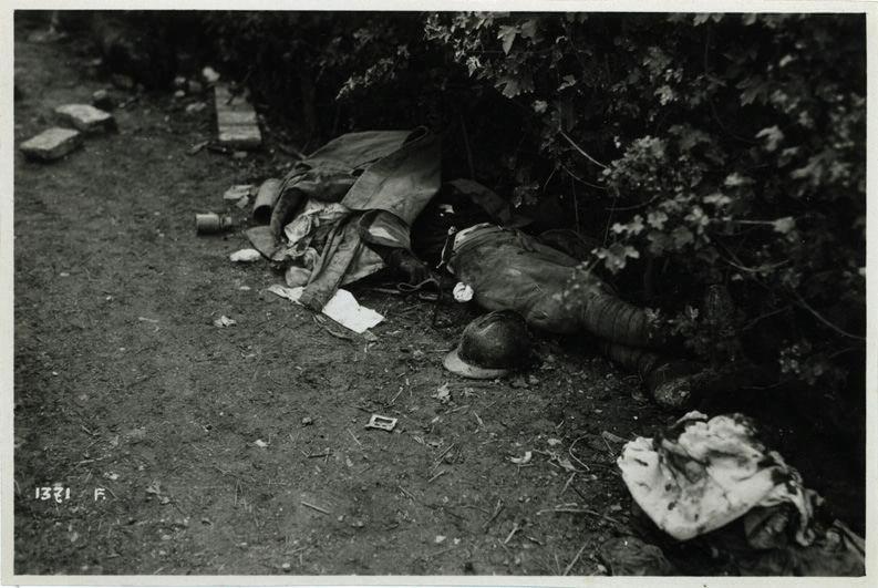 Veneto - Losson - caduti - cadaveri - morte - italiani - 1918 (positivo) di Marzocchi, Luigi (primo quarto XX)
