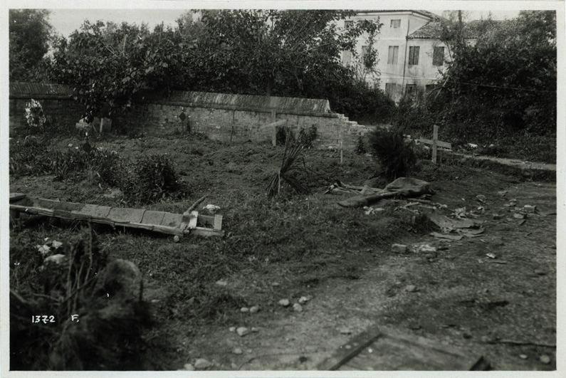 Veneto - Losson - campisanti - tombe - croci - lapidi - macerie - rovine - 1918 (positivo) di Marzocchi, Luigi (primo quarto XX)