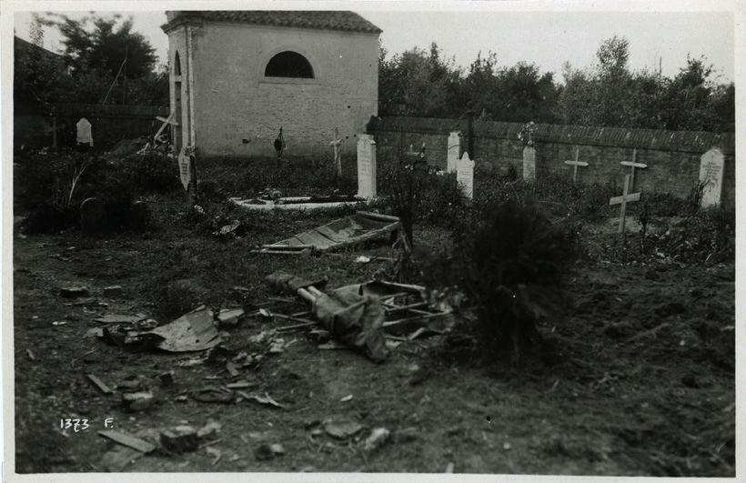 Veneto - Losson - campisanti - tombe - croci - lapidi - cappelle - macerie - rovine - 1918 (positivo) di Marzocchi, Luigi (primo quarto XX)
