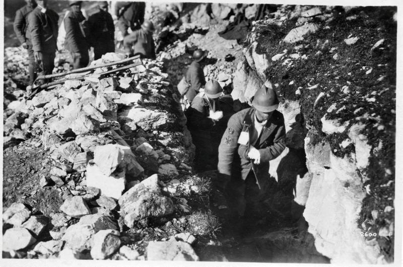 Massiccio del Grappa - Col dell'Orso - Feriti - 1918 (positivo) di Marzocchi, Luigi (primo quarto XX)