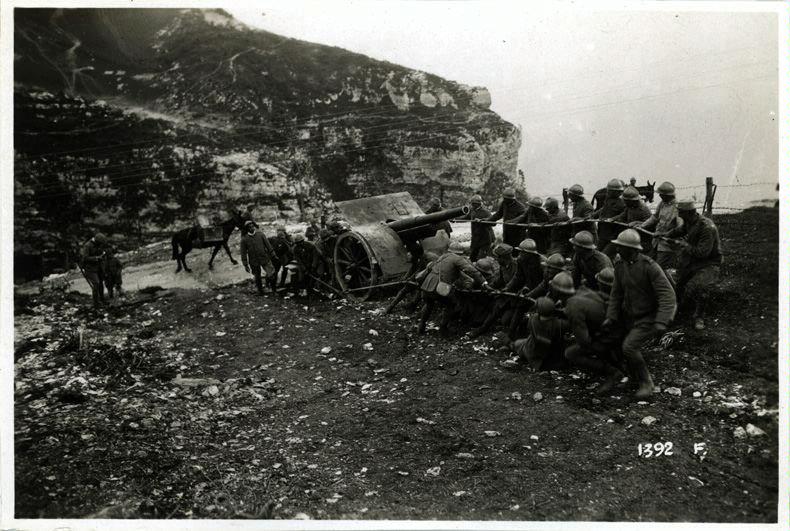 Veneto - Monte Grappa - Col Moschin - traino a mano - artiglieria - pezzi da 105 - cannoni - funi - montagne - 1918 (positivo) di Marzocchi, Luigi (primo quarto XX)