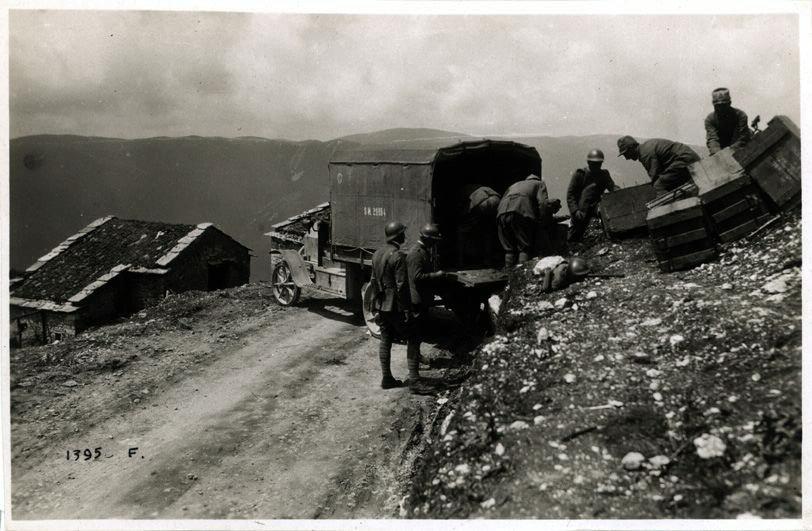 Veneto - Monte Grappa - Col Moschin - automezzi - autocarri - artiglieria - munizioni - casse - 1918 (positivo) di Marzocchi, Luigi (primo quarto XX)