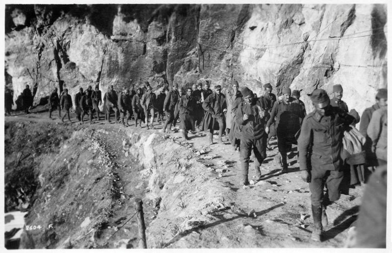 Massiccio del Grappa - Monte Boccaor - Prigionieri - Mulattiere - 1918 (positivo) di Marzocchi, Luigi (primo quarto XX)