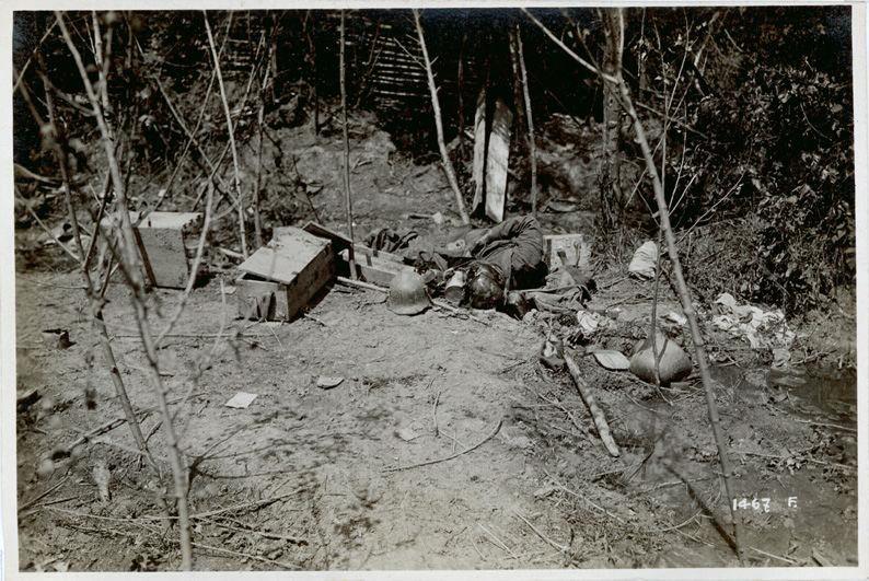 Veneto - Fossalta - caduti - cadaveri - morte - casse - 1918 (positivo) di Marzocchi, Luigi (primo quarto XX)