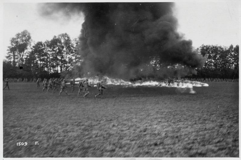 Veneto - Marostica - Nole - premiazioni - 1° divisione - arditi - lanciafiamme - fuoco - sfilata - re - 1918 (positivo) di Marzocchi, Luigi (primo quarto XX)