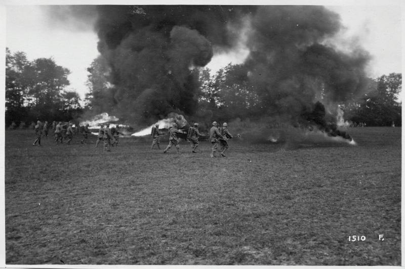 Veneto - Marostica - Nole - premiazioni - 1° divisione - arditi - lanciafiamme - sfilata - fuoco - re - 1918 (positivo) di Marzocchi, Luigi (primo quarto XX)