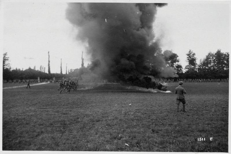 Veneto - Marostica - Nole - premiazioni - sfilata - 1° divisione - arditi - lanciafiamme - fuoco - re - 1918 (positivo) di Marzocchi, Luigi (primo quarto XX)