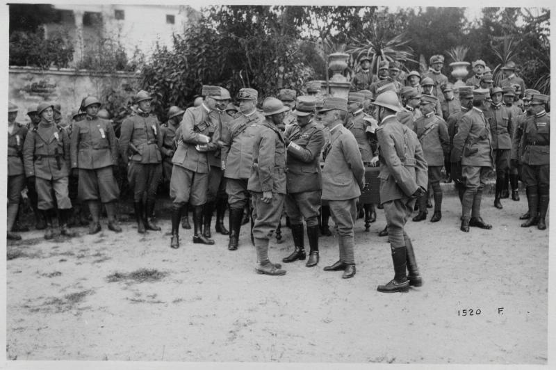 Veneto - Marostica - Nole - premiazioni - onorificenze - medaglie - 1° divisione - arditi - ufficiali - re - 1918 (positivo) di Marzocchi, Luigi (primo quarto XX)