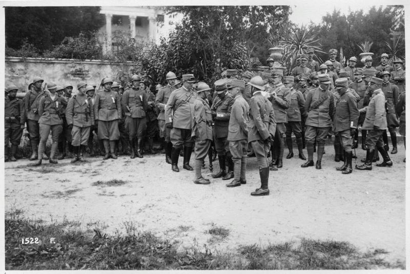 Veneto - Marostica - Nole - premiazioni - onorificenze - medaglie - 1° divisione - arditi - ufficiali - re - 1918 (positivo) di Marzocchi, Luigi (primo quarto XX)