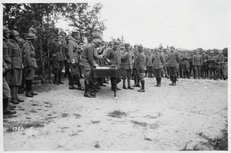 Veneto - Marostica - Nole - premiazioni - onorificenze - ufficiali - re - 1° divisione - arditi - 1918 (positivo) di Marzocchi, Luigi (primo quarto XX)