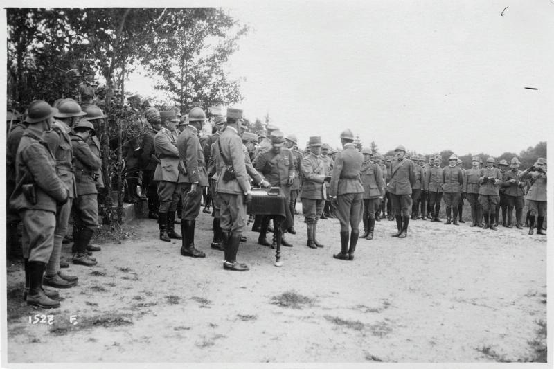 Veneto - Marostica - Nole - premiazioni - onorificenze - 1° divisione - arditi - ufficiali - re - 1918 (positivo) di Marzocchi, Luigi (primo quarto XX)