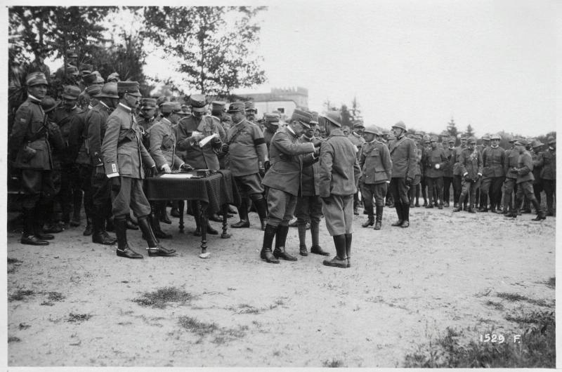 Veneto - Marostica - Nole - premiazione - onorificenze - 1° divisione - arditi - ufficiali - re - 1918 (positivo) di Marzocchi, Luigi (primo quarto XX)