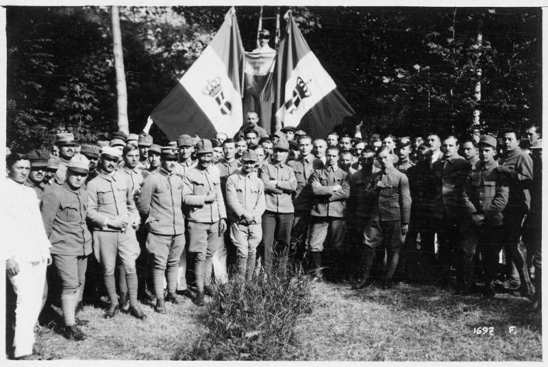 Lazio - Cittaducale - campi di prigionia - prigionieri - ufficiali - rumeni - bandiere - 1918 (positivo) di Marzocchi, Luigi (primo quarto XX)