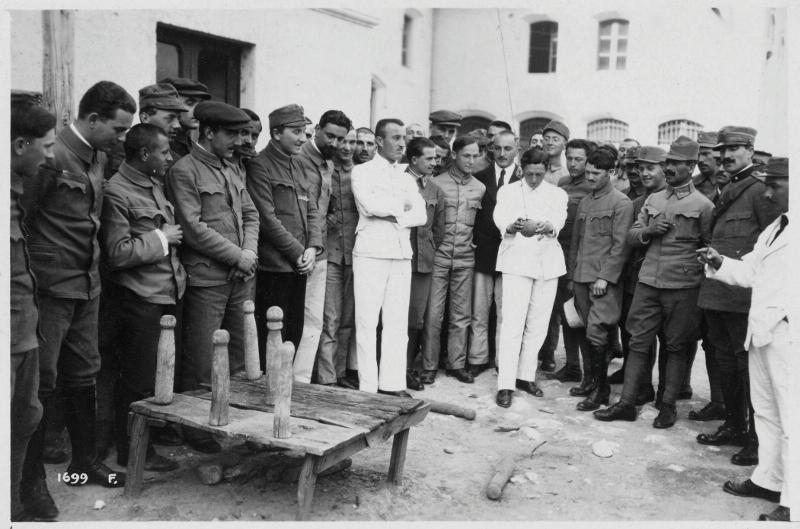 Lazio - Cittaducale - campi di prigionia - prigionieri - ufficiali - rumeni - giochi - 1918 (positivo) di Marzocchi, Luigi (primo quarto XX)