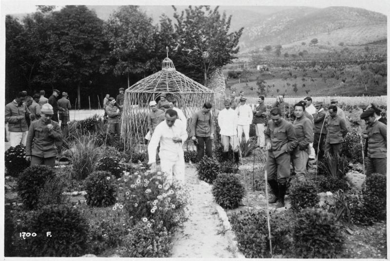 Lazio - Cittaducale - campi di prigionia - prigionieri - ufficiali - rumeni - giardini - fiori - 1918 (positivo) di Marzocchi, Luigi (primo quarto XX)