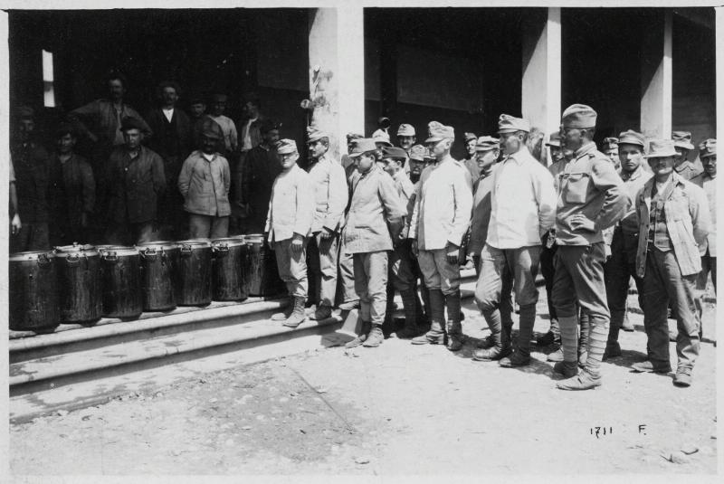 Lazio - Cassino - campi di prigionia - prigionieri - rancio - cibo - 1918 (positivo) di Marzocchi, Luigi (primo quarto XX)